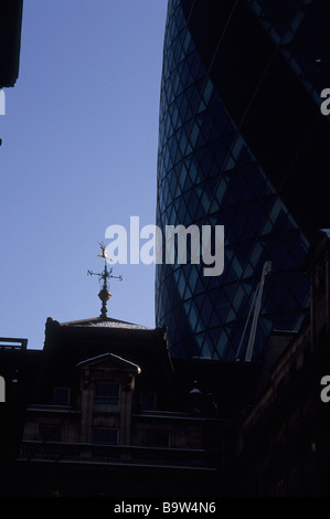 Cetriolino che appare da dietro gli antichi edifici di St Helens Place, Londra Foto Stock