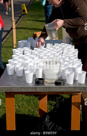 Stazione di bere in Dronfield 10k della fun run Derbyshire England Regno Unito Foto Stock