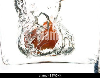 Orange è sceso in e circondato da acqua con un vaso confine Foto Stock