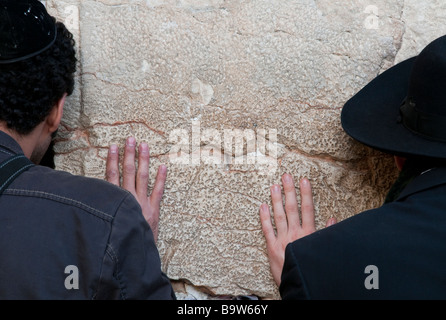 Israele Gerusalemme la città vecchia parete occidentale vicino a due ebrei parying in corrispondenza della parete Foto Stock