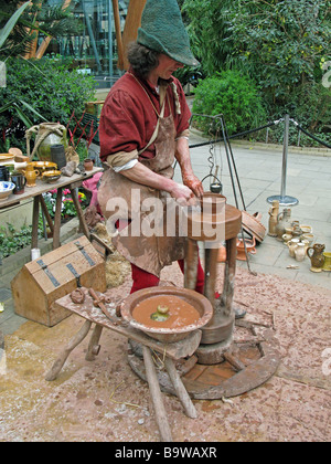 Thrower rendendo in ceramica sul lato ruota Foto Stock