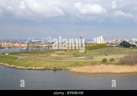Vista di Cardiff che guarda sul fiume Taff dal ponte della baia di Cardiff e mostra il Wales Millennium Stadium Foto Stock