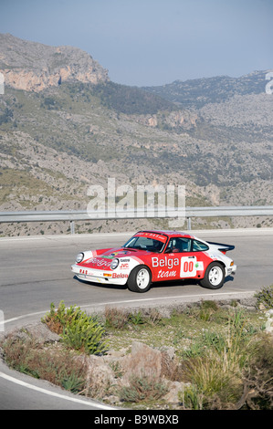 Red 1984 Porsche 911 SC rs sports car racing nel classico auto rally Mallorca Foto Stock