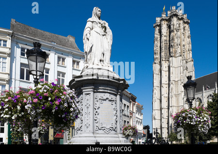 Statua di Margherita d'Austria e la torre di San Romboutskathedraal in Grote Markt (piazza principale), Mechelen, Belgio Foto Stock