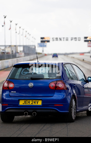 Una Mk5 VW Golf R32 linee fino sulla linea di partenza del quarto di miglio a Santa Pod Foto Stock