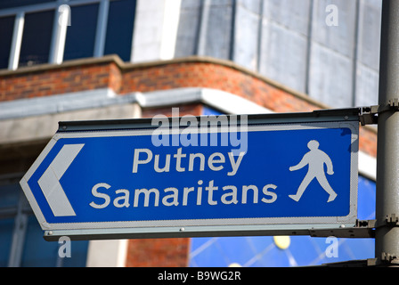 Blu e bianco segno indicante le direzioni per l'ufficio di putney samaritani a Putney, a sud-ovest di Londra - Inghilterra Foto Stock