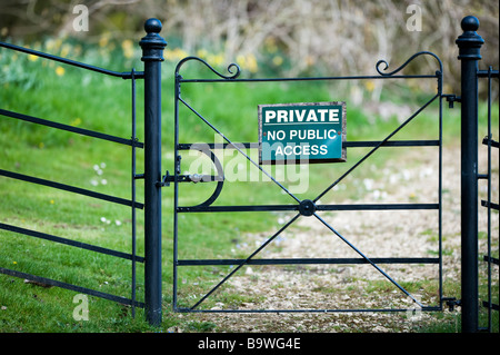 Non privato pubblico accesso segno su una porta di metallo. Batsford arboretum, Gloucestershire, Inghilterra Foto Stock