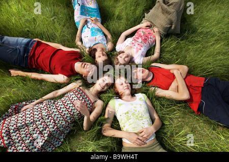 Gruppo di adolescenti giacente sul prato Foto Stock