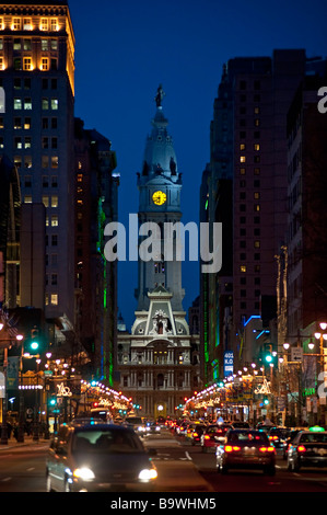 Broad Street vita notturna che conduce al Municipio di Filadelfia in Pennsylvania USA Foto Stock