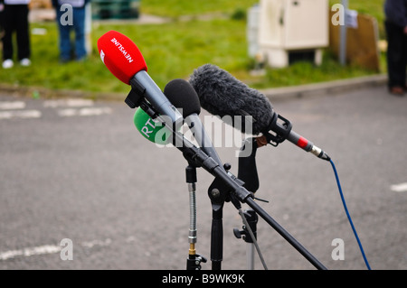 Microfoni da BBC Newsline e RTE alla conferenza stampa Foto Stock