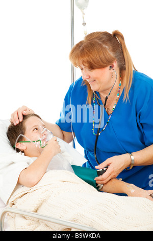 Gentile infermiera pediatrico comfort di un piccolo ragazzo in ospedale Foto Stock