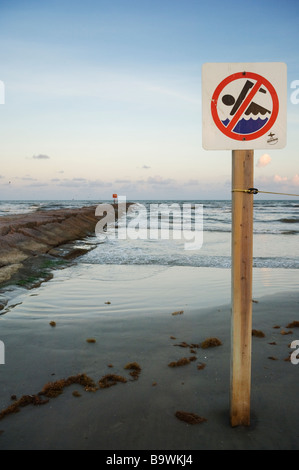Nessun segno di nuoto a Galveston beach, Texas. Foto Stock