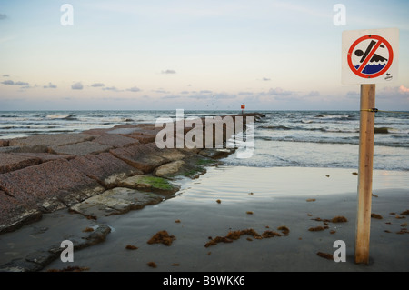 Nessun segno di nuoto a Galveston beach, Texas. Foto Stock