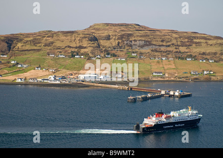 Caledonian MacBrayne's ferry arrivando a Uig sulla penisola di Trotternish sul nord ovest dell'Isola di Skye SCO 2247 Foto Stock