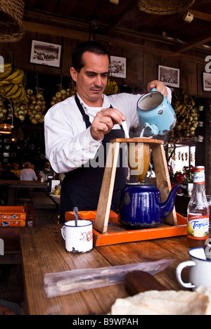 L'uomo caffè con chorreador tradizionale in un ristorante a San Jose, Costa Rica. Foto Stock