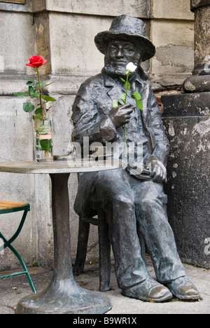 Statua di un uomo di bere il caffè per le strade di Cracovia Centro citta'. La Polonia, l'Europa. Foto Stock