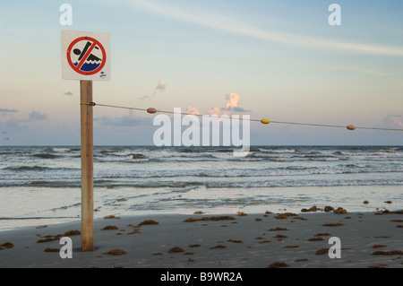 Nessun segno di nuoto a Galveston beach, Texas. Foto Stock