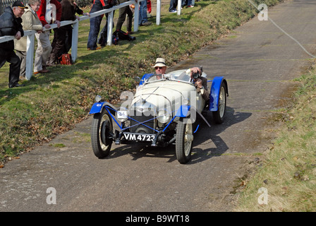 VM 4723 a 1928 Riley Brooklands David Furnell discesa a velocità sul Brooklands Museum collina prova sfida celebra la Foto Stock