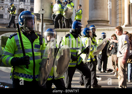 Polizia al vertice G20 proteste Cornhill Street City of London REGNO UNITO Foto Stock