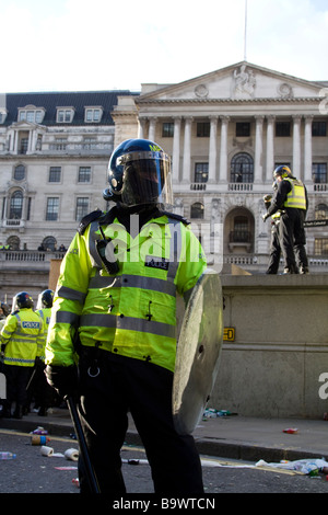 Polizia al vertice G20 proteste al di fuori della Banca d'Inghilterra City of London REGNO UNITO Foto Stock