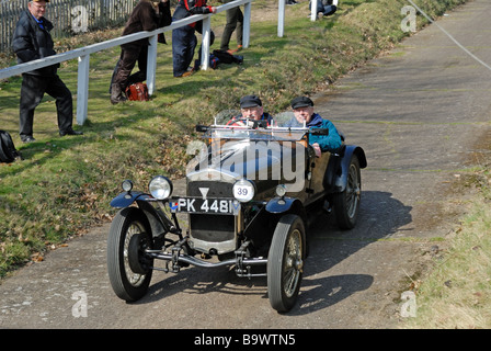 PK 4481 a 1929 Frazer Nash Super Sports Bernard Harding discesa a velocità sul Brooklands Museum Test Hill celebra la sfida Foto Stock