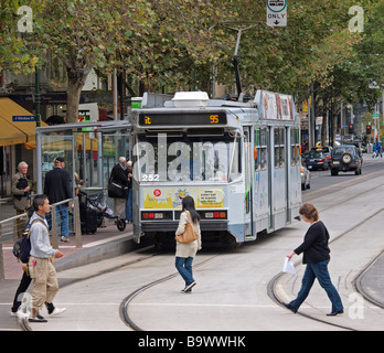 Il tram alla fermata per far salire e scendere passeggeri su Collins Street Melbourne Victoria Australia Foto Stock