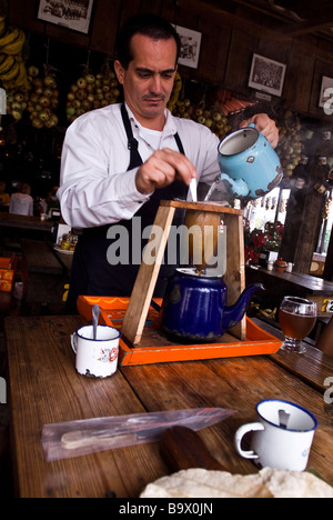 L'uomo caffè con chorreador tradizionale in un ristorante a San Jose, Costa Rica. Foto Stock