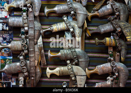 Tradizionali Omani pugnali in la Mutrah souk Muscat Oman Foto Stock