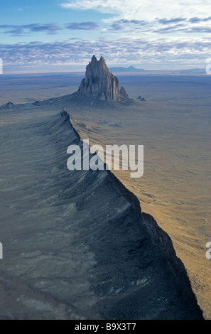 Vista aerea di Shiprock un antico collo vulcanica con le dighe radiante vicino a Shiprock New Mexico Foto Stock