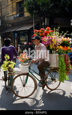 Venditore di fiori Hanoi Vietnam Foto Stock