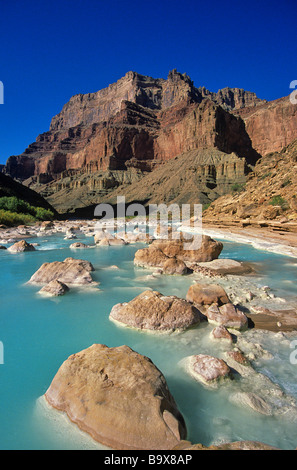 Minerali acque a carico del piccolo fiume Colorado alla confluenza con il Fiume Colorado nel Parco Nazionale del Grand Canyon Arizona Foto Stock