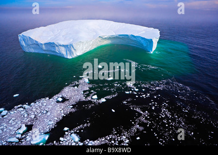 Vista aerea di un iceberg in stretto di Belle Isle Southern Labrador Labrador Terranova Labrador Canada Foto Stock