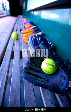 Guanti da baseball e sfere sul banco in piroga Foto Stock