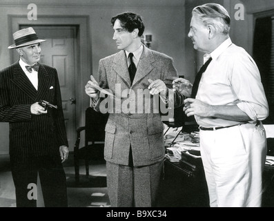 SHERLOCK HOLMES IN WASHINGTON 1942 film con Basil Rathbone centro come Holmes Foto Stock