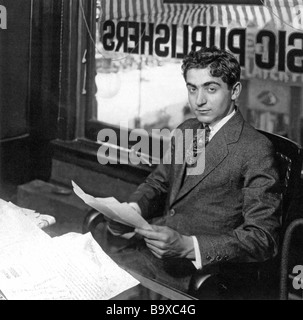 IRVING BERLIN - noi compositore e paroliere (1888 al 1989) nel suo ufficio di New York circa 1920 Foto Stock