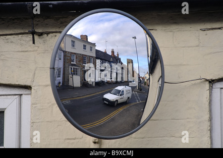 Specchio convesso in street, Regno Unito Foto Stock