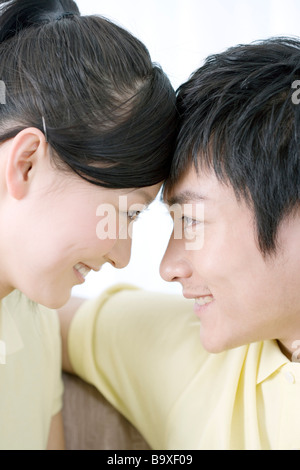 Testa di donna contro l uomo s sorridente Foto Stock