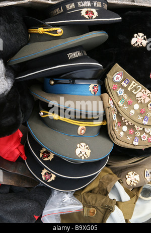 San Pietroburgo (Russia), 2006. Mercato per i turisti: militare cappelli Foto Stock