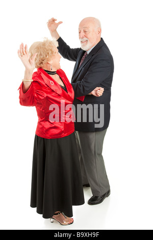 Coppia senior avente un grande tempo di danza insieme corpo pieno isolato su bianco Foto Stock