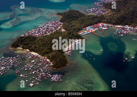 Vista aerea di stilt villaggi e case sul mare della Cina del Sud Pulau Gaya Kota Kinabalu, Sabah Malaysia Foto Stock
