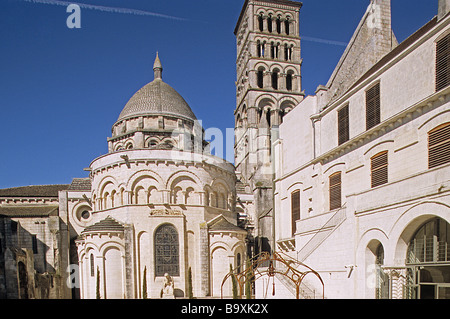 SW di Angouleme Francia, l'abside e la cupola e il campanile della cattedrale, il Museo di Angouleme e il suo giardino. Foto Stock