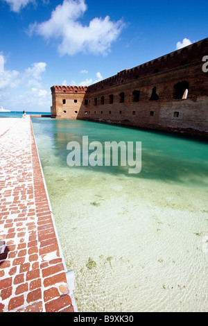 Vista verticale del fossato e le pareti di un mattone Fort Fort Jefferson Parco Nazionale di Dry Tortugas Florida Foto Stock