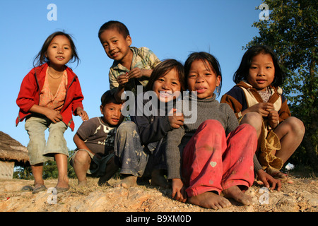 Un gruppo di sorridenti Konyak Naga tribù bambini Foto Stock
