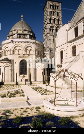 SW di Angouleme Francia, l'abside e la cupola e il campanile della cattedrale, il Museo di Angouleme e il suo giardino. Foto Stock