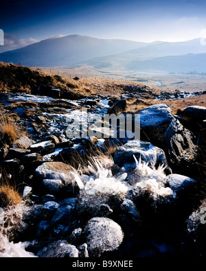 Formazioni di ghiaccio, Afon Gwryd. Parco Nazionale di Snowdonia. Galles Foto Stock