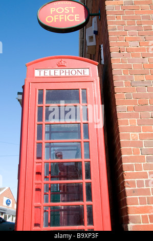 Piena telefono rosso box esterno Ludham post office Foto Stock