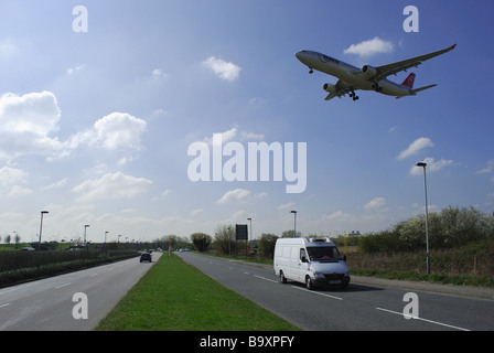 Atterraggio aereo all'aeroporto di Heathrow sopra l'autostrada Foto Stock