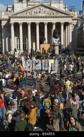 Credit Crunch UK G20 protestare fuori Bank of England Threadneedle Street fermata la città di marzo e manifestazione contro il capitalismo. 2000S 2009 Foto Stock