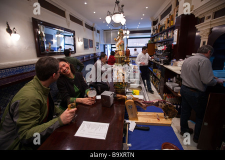 Turisti che si godono il vino al Bar Europa a Siviglia Spagna Foto Stock