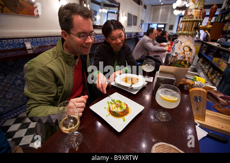 Turisti che si godono le tapas nel bar Europa a Siviglia Spagna Foto Stock